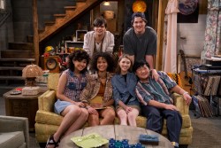 That Ô90s Show. (L to R) Sam Morelos as Nikki, Mace Coronel as Jay, Ashley Aufderheide as Gwen Runck, Callie Haverda as Leia Forman, Maxwell Acee Donovan as Nate, Reyn Doi as Ozzie in episode 101 of That Ô90s Show. Cr. Patrick Wymore/Netflix © 2022