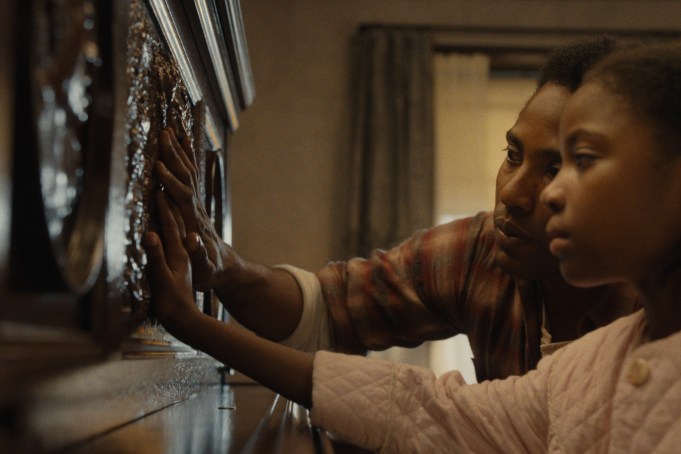 The Piano Lesson. (L-R) John David Washington as Boy Willie and Skylar Smith as Maretha in The Piano Lesson. Cr. Courtesy of Netflix