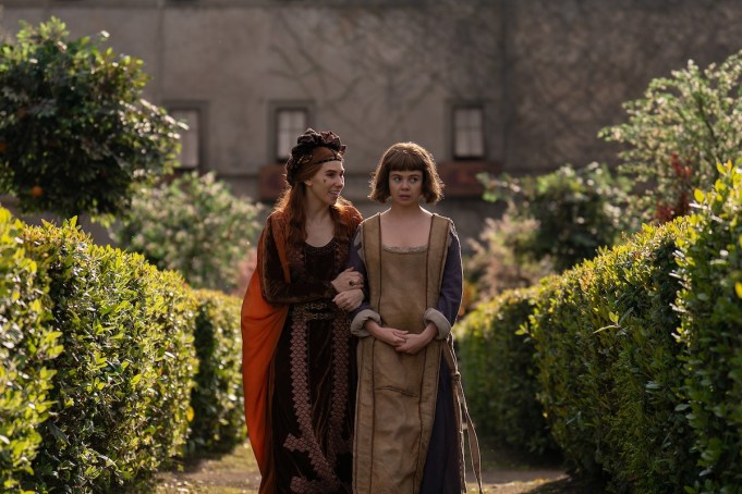 THE DECAMERON. (L to R) Zosia Mamet as Pampinea and Saoirse-Monica Jackson as Misia in Episode 105 of The Decameron. Cr. Giulia Parmigiani/Netflix © 2023